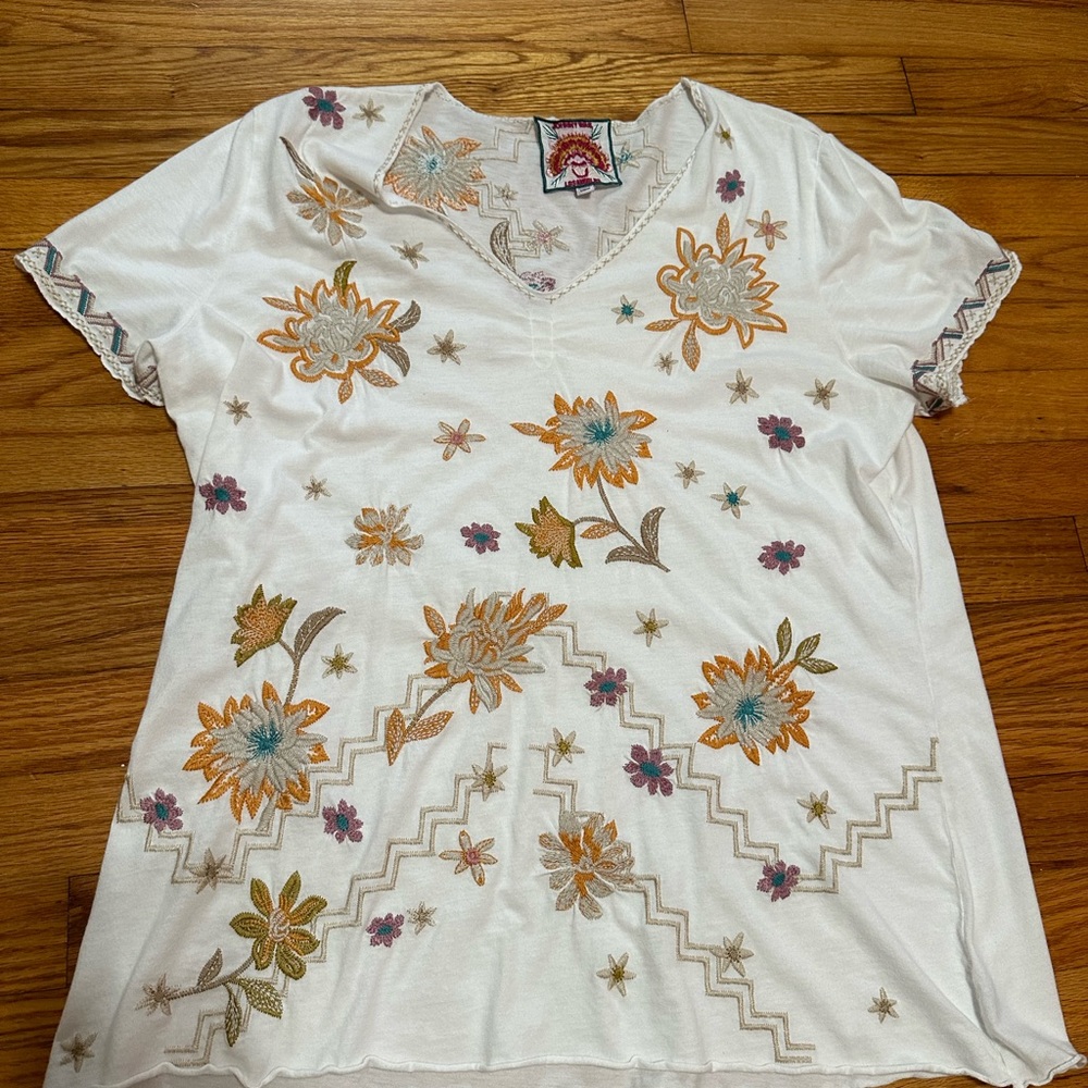 JOHNNY WAS ELIA FLORAL EMBROIDERED V-NECK TEE